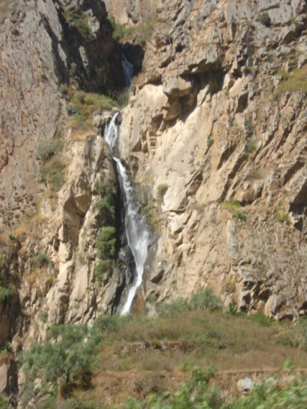 EL AGUA ENTRE LAS ROCAS