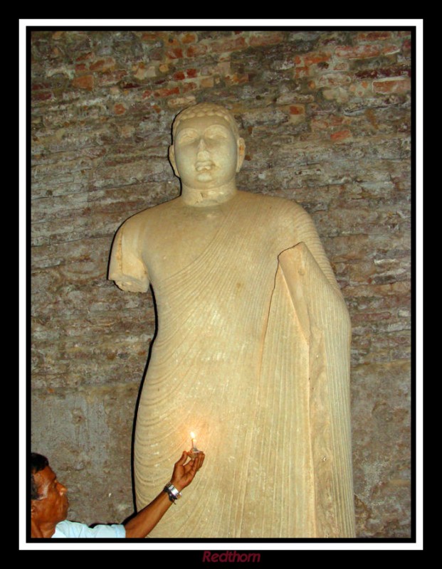 Iluminacion de Buda con una vela