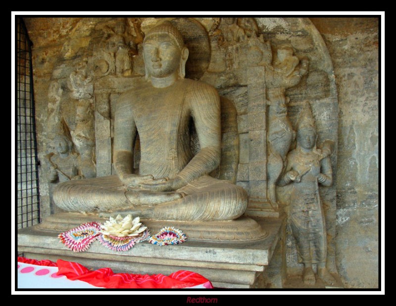 Una nota de color en la estatua de Buda sentado