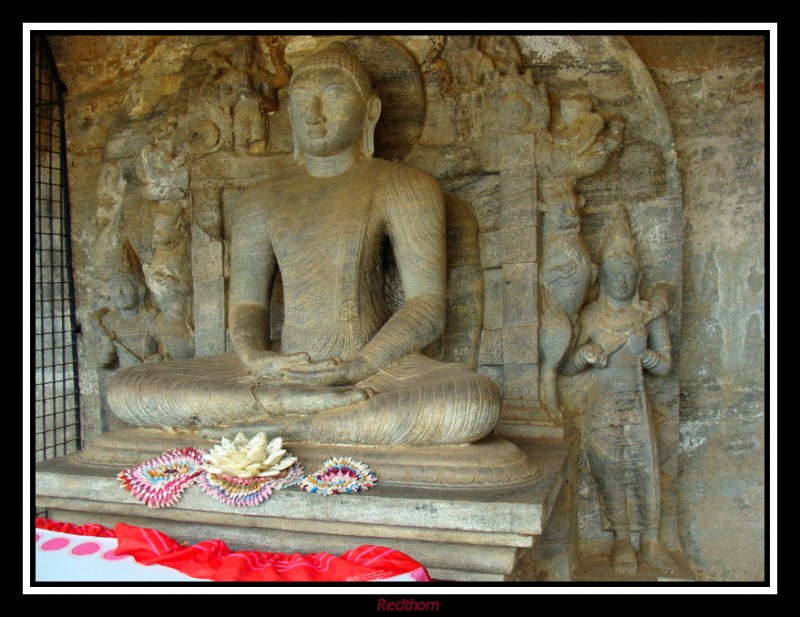 Una nota de color en la estatua de Buda sentado