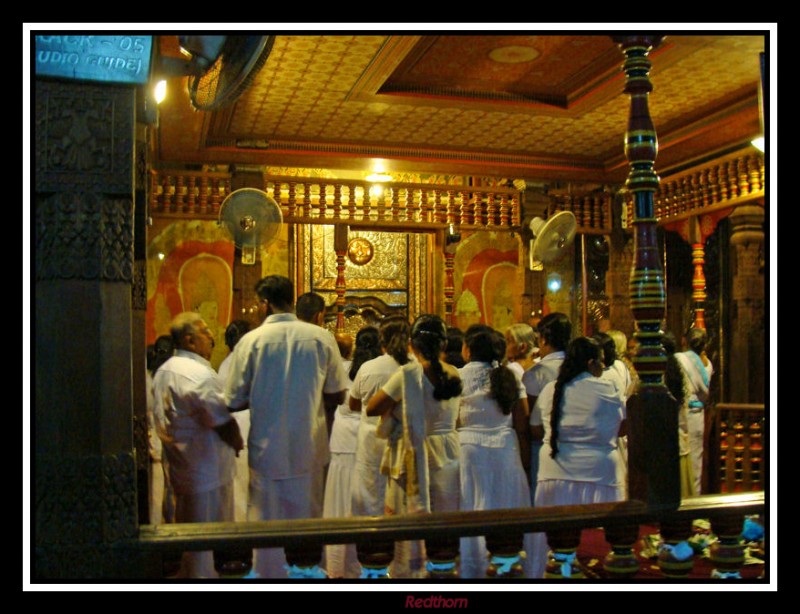 Ceremonia en el templo  Dalada Maligawa