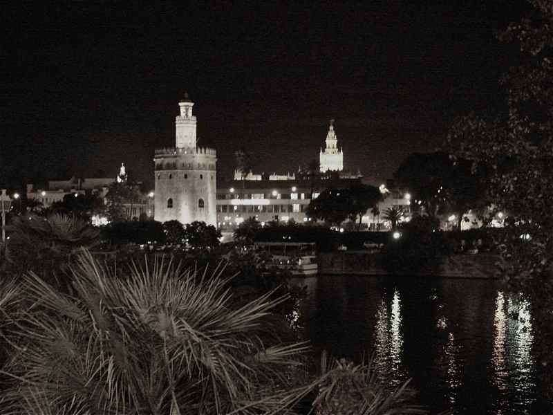 Sevilla se refleja en el Guadalquivir...