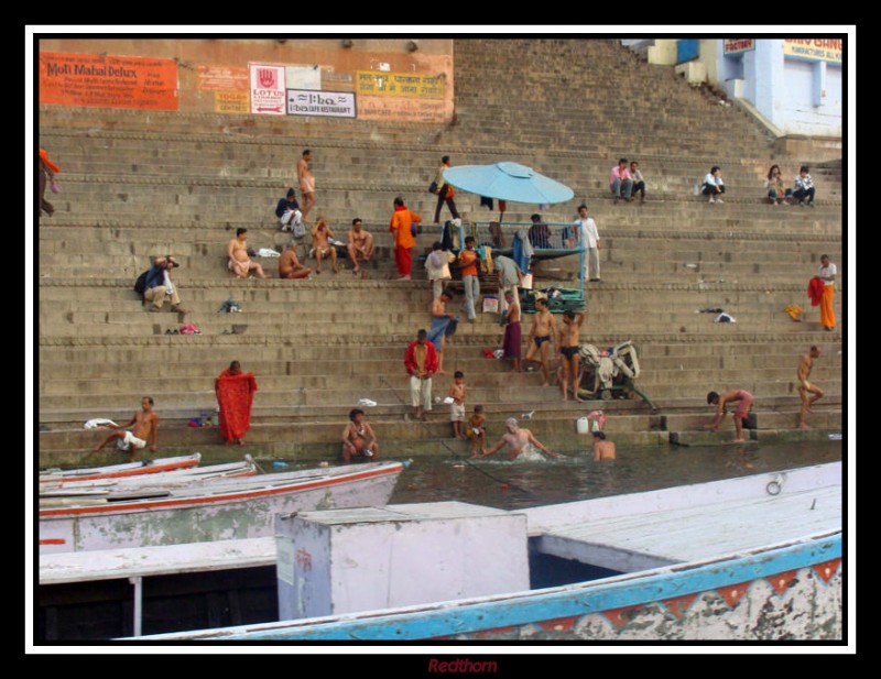 Preparndose para el bao purificador en el Ganges