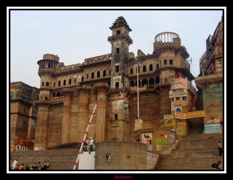 Antiguos albergues a orillas del Ganges