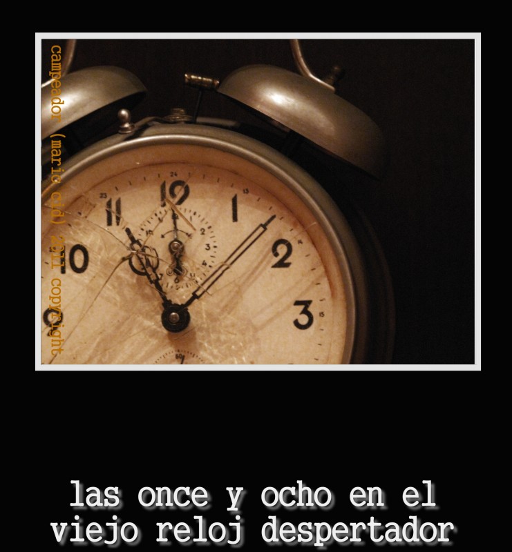 Las once y ocho en el viejo reloj despertador