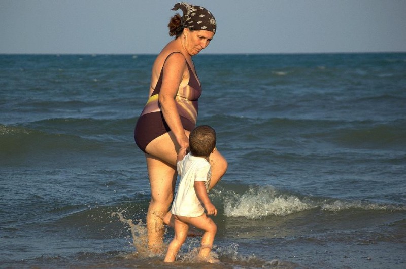 Abuela y Nieto en la Playa