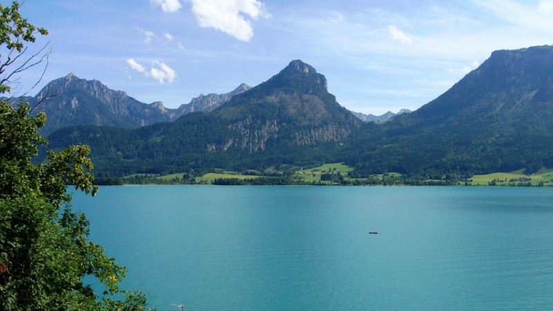 Lago bajo los Alpes