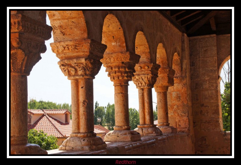 Galera porticada de estilo romnico de la iglesia de San Miguel en Andaluz (Soria)
