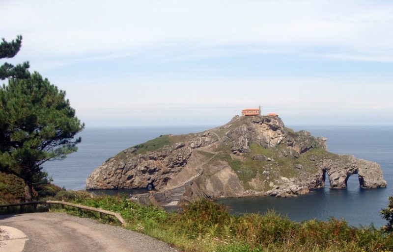 En lo alto de San Juan de Gaztelugatxe