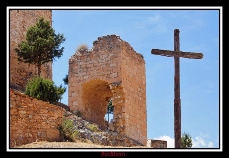 La cruz y el torren en ruinas