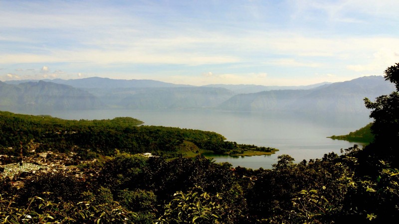 Lago de Atitln al medio da