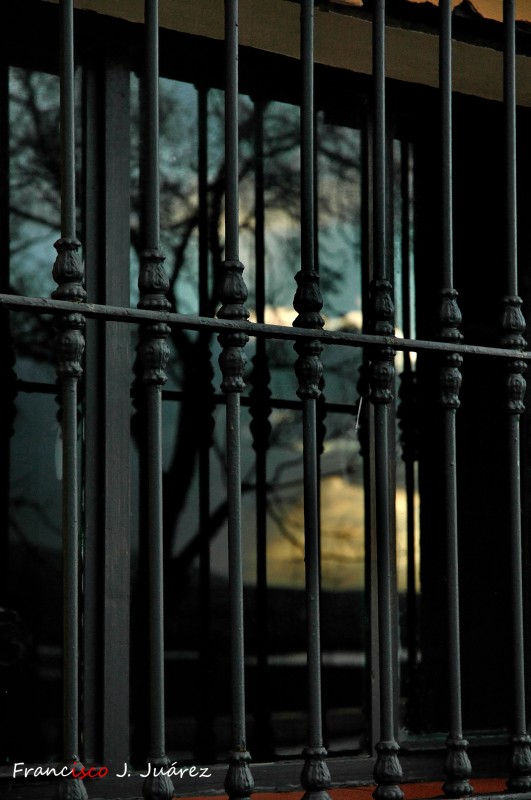 Amanecer reflejado en la ventana