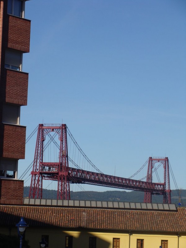 Pasarela en lo alto del puente colgante