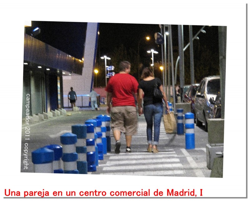 Una pareja en un centro comercial de Madrid, I