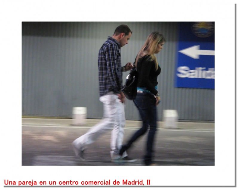 Una pareja en un centro comercial de Madrid, II