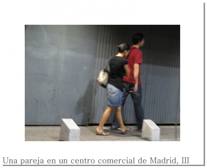 Una pareja en un centro comercial de Madrid, III