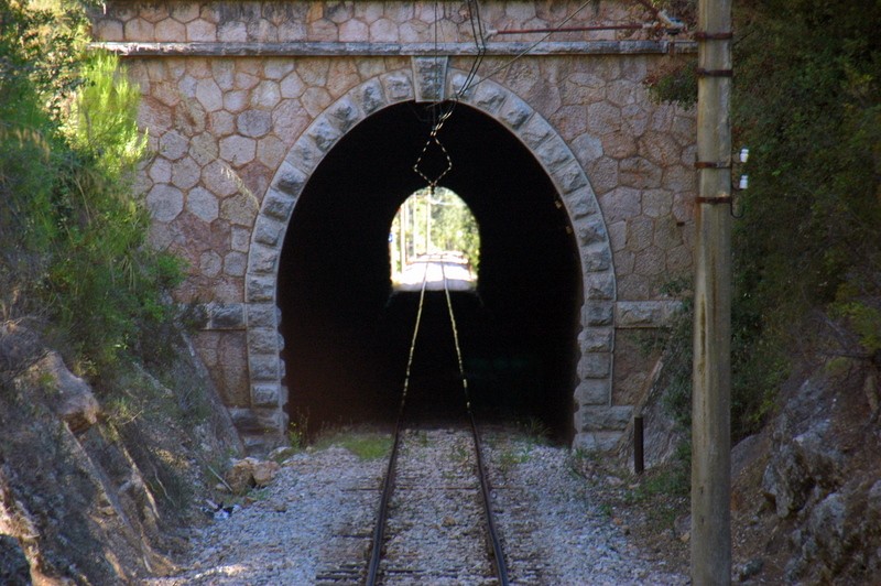 Tren entrando en el tunel