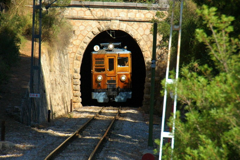 Tren saliendo del tunel