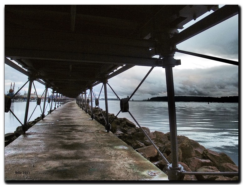 bajo el puente de hierro