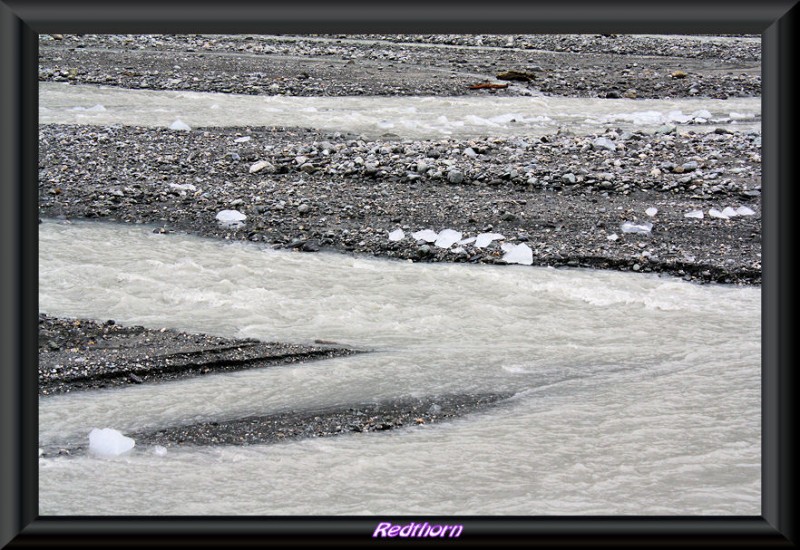 Trozos de hielo arrastrados desde el glaciar