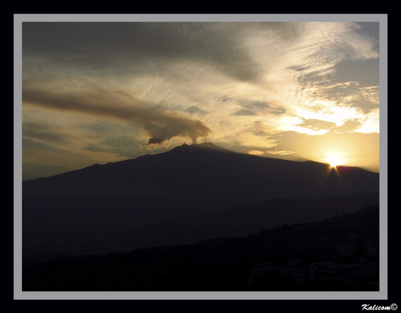 Anochece tras el  Etna