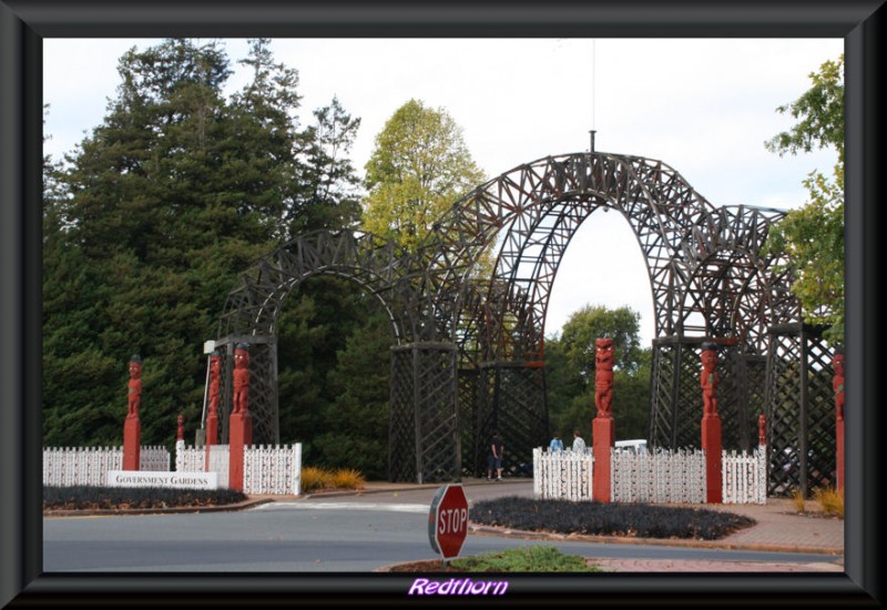 Entrada al parque de rotorua con sus estatuas maores