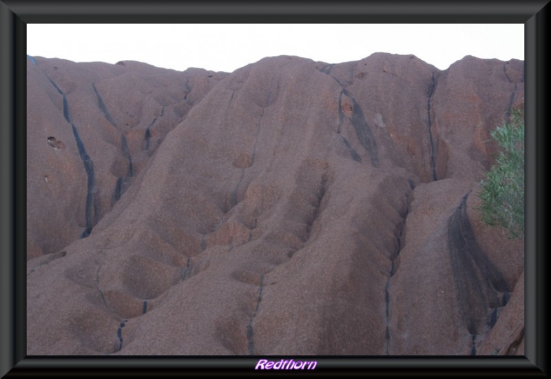 Las escarpadas laderas de Uluru