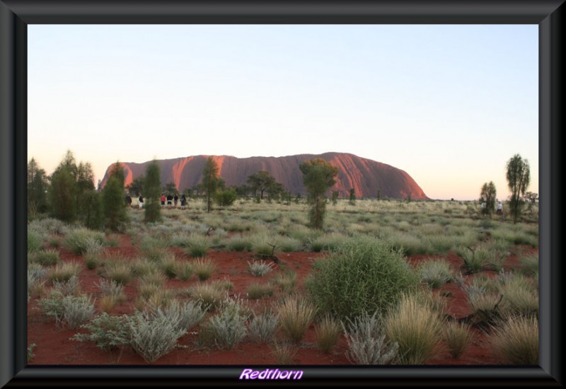 Uluru en la distancia