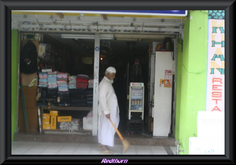 Aseando la acera frente a la tienda