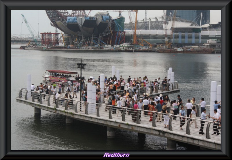 Turistas arremolinados en el muelle