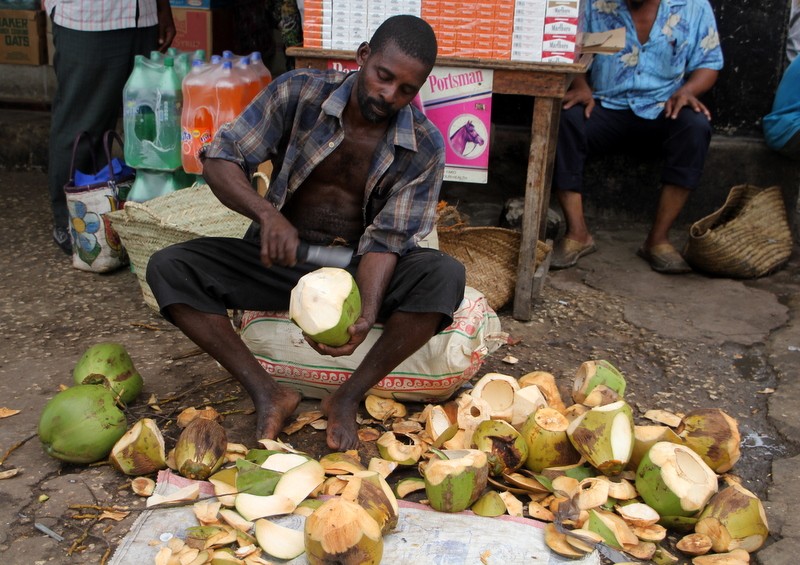 abriendo cocos