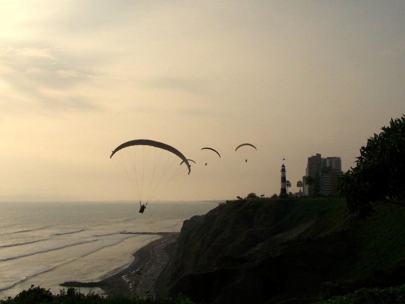 Faro y parapente