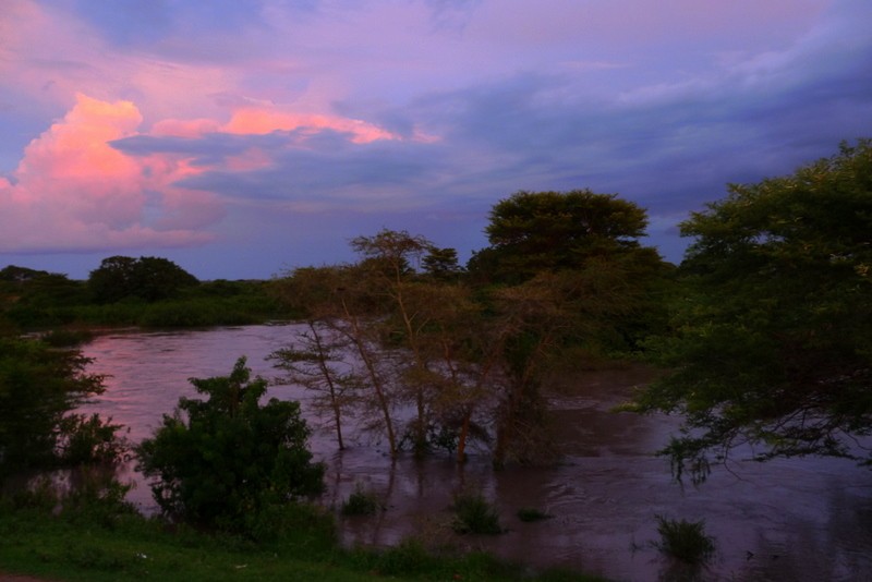 atardecer en el rio Mara