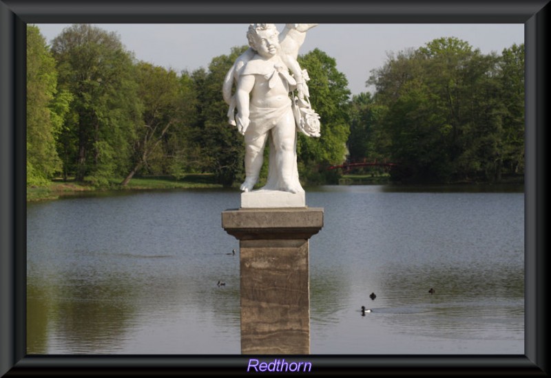 Escultura infante enmedio del lago