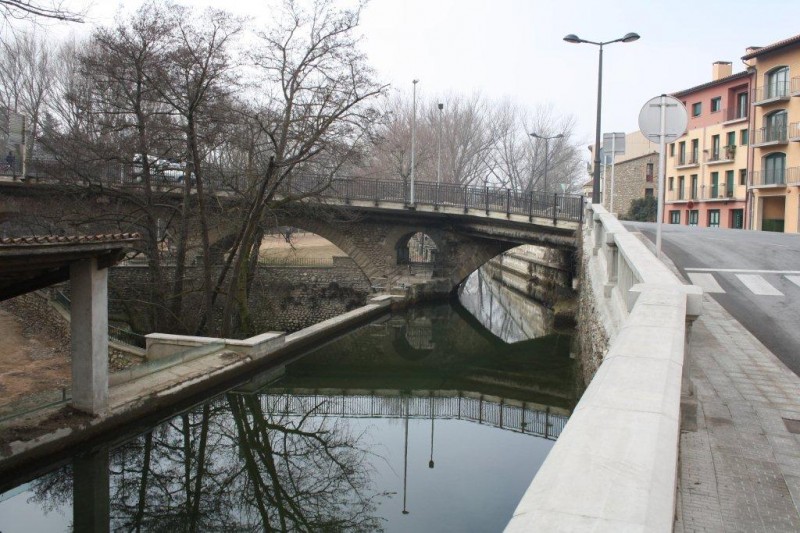 PONT GTIC SOBRE EL RIU TER. MANLLEU. OSONA. CATALUNYA