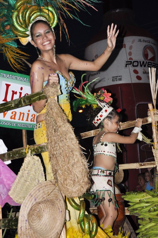 Reinas en el corso del carnaval de las ciudadelas en Santa Cruz