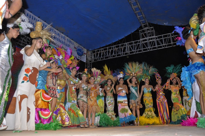 Reinas de las ciudadelas en el carnaval de Santa Cruz
