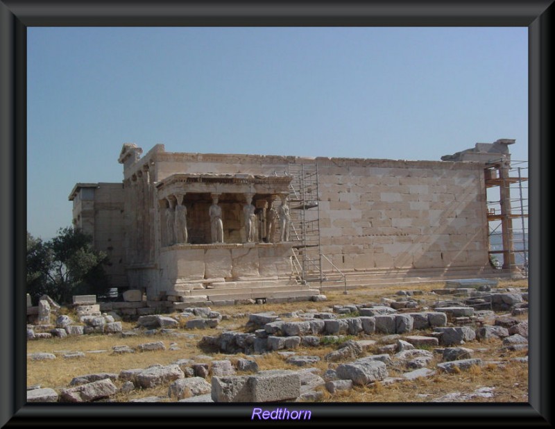 Cariatides en un templo en reconstruccin en Lindos