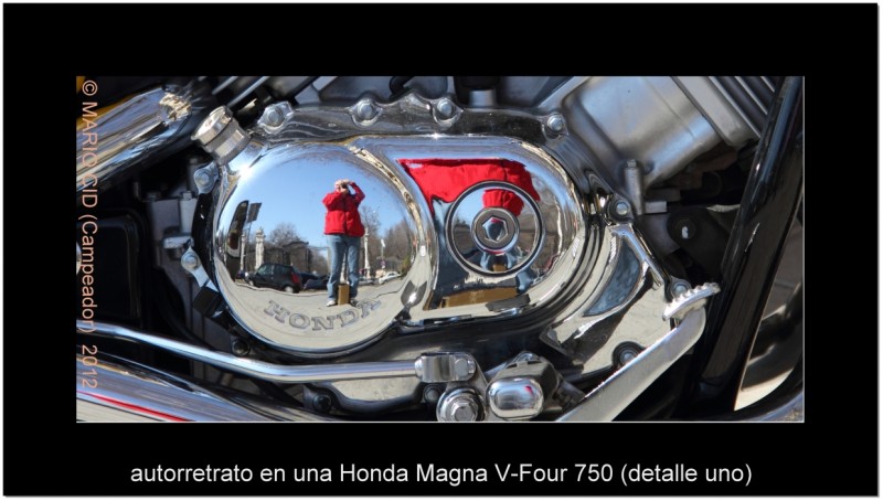 Autorretrato en Honda Magna V-Four 750 (detalle uno).