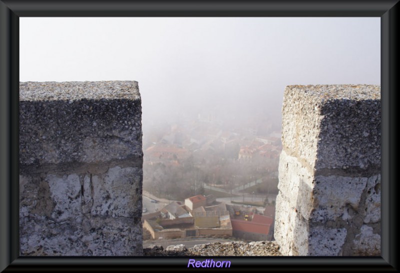 Entre las almenas se vislumbra Peafiel tapada por la niebla