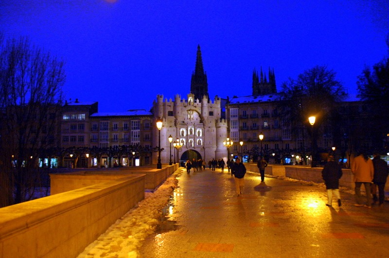Puerta de Santa Maria de noche