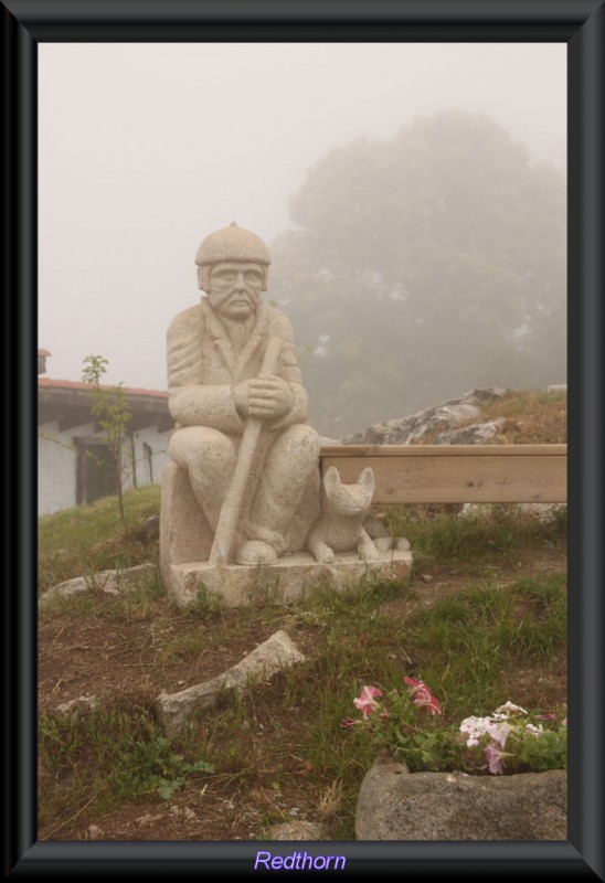 La niebla se cierne sobre el monumento al pastor