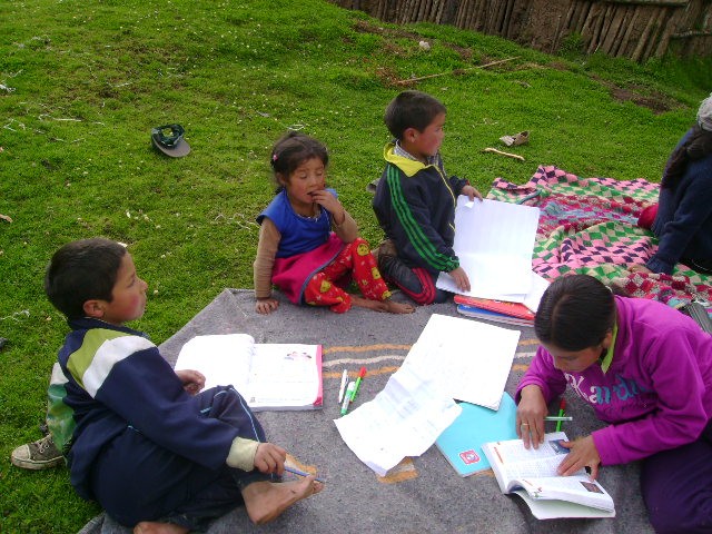 Nios realizando sus tareas escolares