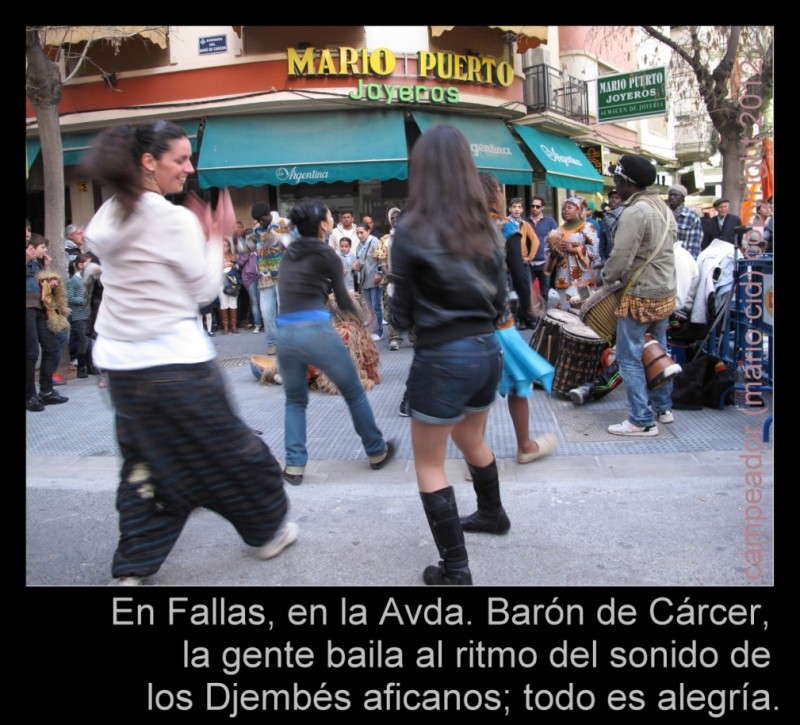 En Fallas, gente bailando en la calle al ritmo de los Djembs africanos. Fotgrafo: Campeador.