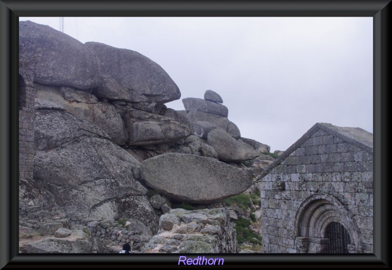 La iglesia encajada entre bloques de piedra