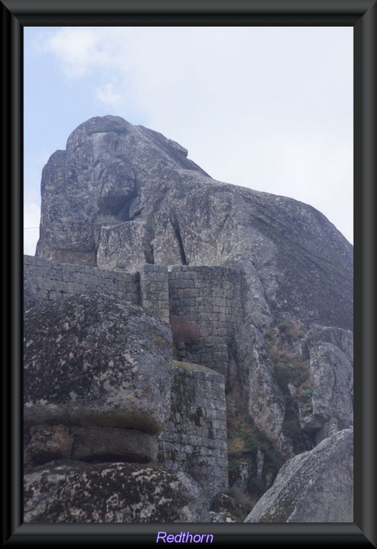 Los muros del castillo apoyados en la roca