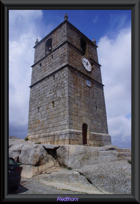 La slida torre del reloj entre nubes