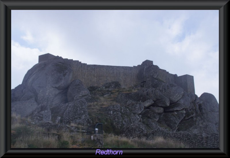 El castillo encuadrado por las rocas