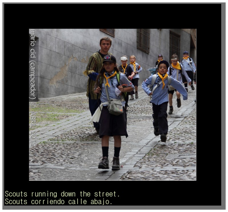 Scouts running down the street. Scouts corriendo calle abajo. Potography by Mario Cid.