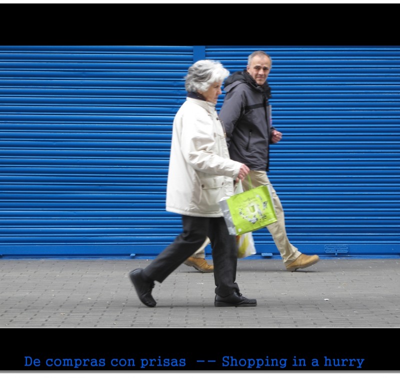 De compras con prisa -- Shopping in a hurry. Photo by Campeador.